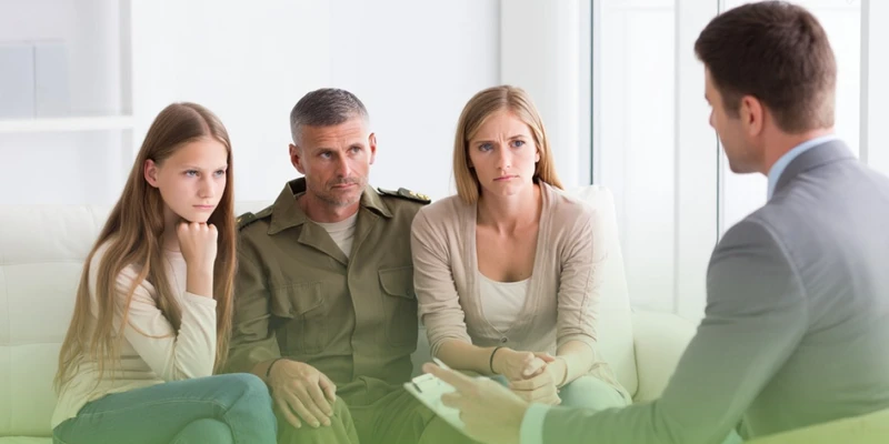 Ветеран СВО и его семья сидят на сессии у психолога